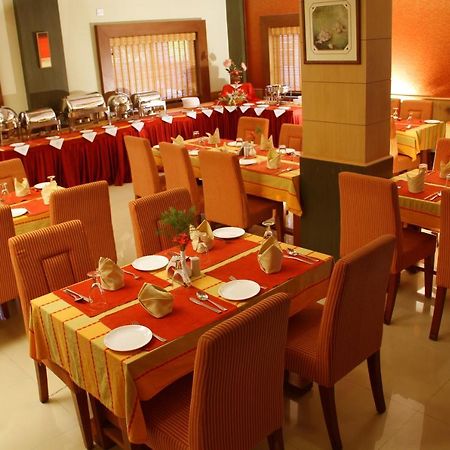 Royal Riviera Hotel Kumarakom Buitenkant foto