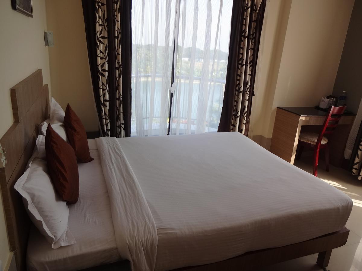 Royal Riviera Hotel Kumarakom Buitenkant foto
