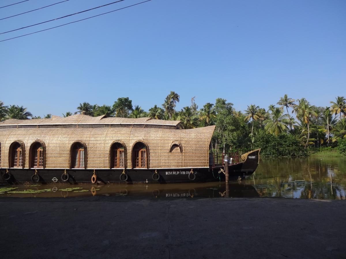 Royal Riviera Hotel Kumarakom Buitenkant foto