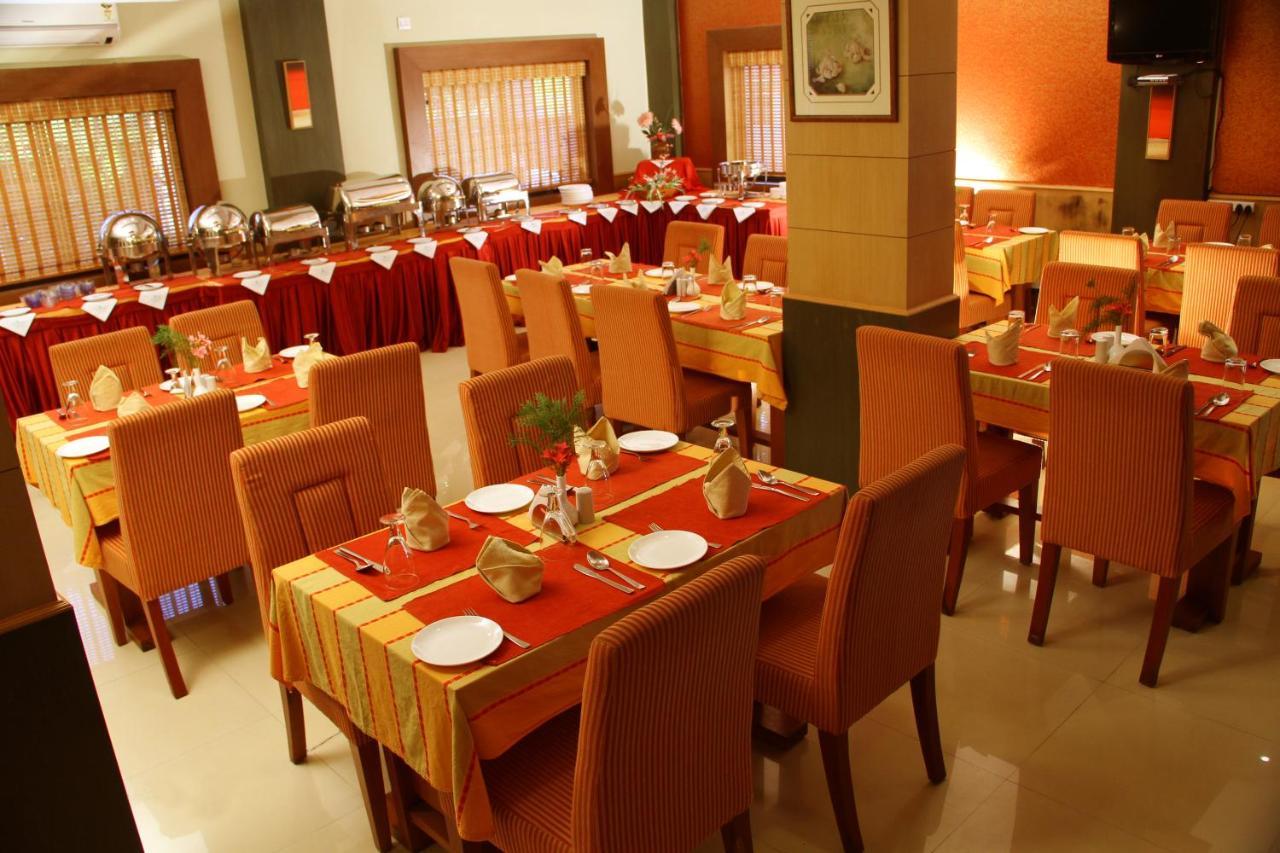 Royal Riviera Hotel Kumarakom Buitenkant foto