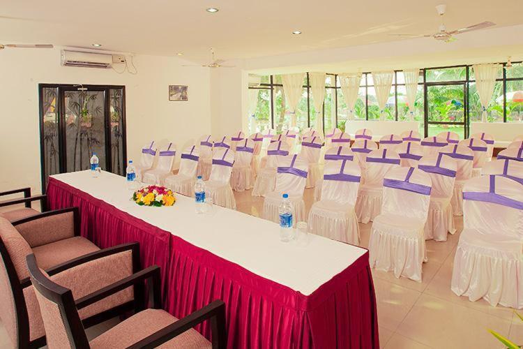 Royal Riviera Hotel Kumarakom Buitenkant foto