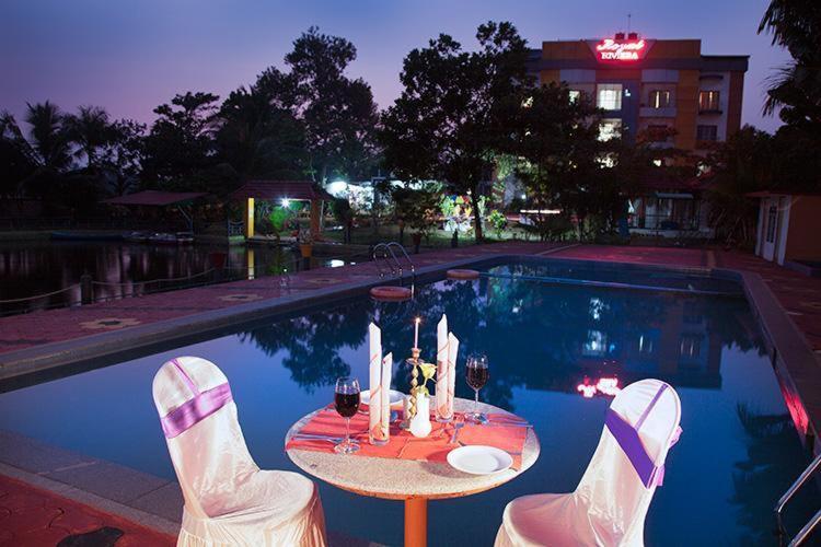 Royal Riviera Hotel Kumarakom Buitenkant foto